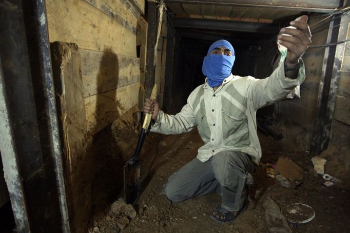 4 Titulek: Gaza's tunnel mugglers on Egypt border idle Popis: A Palestinian youth works inside a smuggling tunnel beneath the Egyptian-Gaza border in Rafah, in the southern Gaza, October 8, 2013. Gaza's tunnel smugglers along the border with Egypt are mostly idle these days. Since the summer, Egypt's military has tried to destroy or seal off most of the smuggling tunnels under the Gaza-Egypt border, a consequence of the heightened tensions between Cairo and the Hamas government in Gaza which is suffering a bad economic recession.