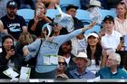 Video: Maskovaná žena narušila utkání Australian Open