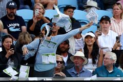 Video: Maskovaná žena narušila utkání Australian Open