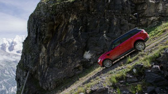 Range Rover Sport se poměřuje s nejnadanějšími lyžaři. Na švýcarské sjezdovce jel rychlostí až 155 km/h.