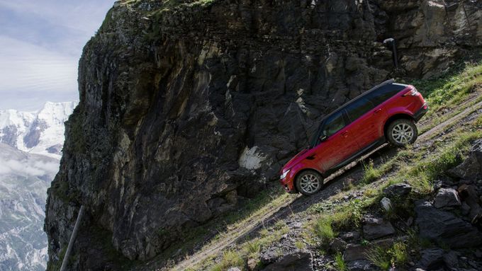 Range Rover Sport se poměřuje s nejnadanějšími lyžaři. Na švýcarské sjezdovce jel rychlostí až 155 km/h.