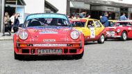 Velmi oblíbeným vozem je Porsche 911 RS, se kterým jezdí hlavně jezdci ze severní Evropy. Na startovní listině najdeme hned šest takových vozů. Tento ale patří italské posádce.