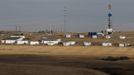 An oil drilling rig and housing for workers is seen outside Williston, North Dakota, October 19, 2012. Thousands of people have flooded into North Dakota to work in state's oil drilling boom. Picture taken October 19, 2012. REUTERS/Jim Urquhart (UNITED STATES - Tags: ENERGY ENVIRONMENT BUSINESS EMPLOYMENT) Published: Říj. 22, 2012, 1:39 odp.