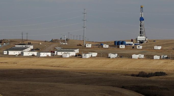 An oil drilling rig and housing for workers is seen outside Williston, North Dakota, October 19, 2012. Thousands of people have flooded into North Dakota to work in state's oil drilling boom. Picture taken October 19, 2012. REUTERS/Jim Urquhart (UNITED STATES - Tags: ENERGY ENVIRONMENT BUSINESS EMPLOYMENT) Published: Říj. 22, 2012, 1:39 odp.