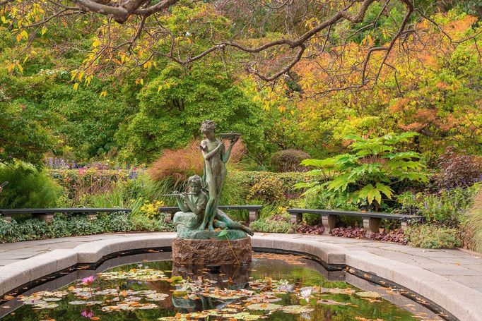 Fontána se sochou. Jedno z krásných zátiší v zahradě Conservatory Garden v newyorském Central Parku.