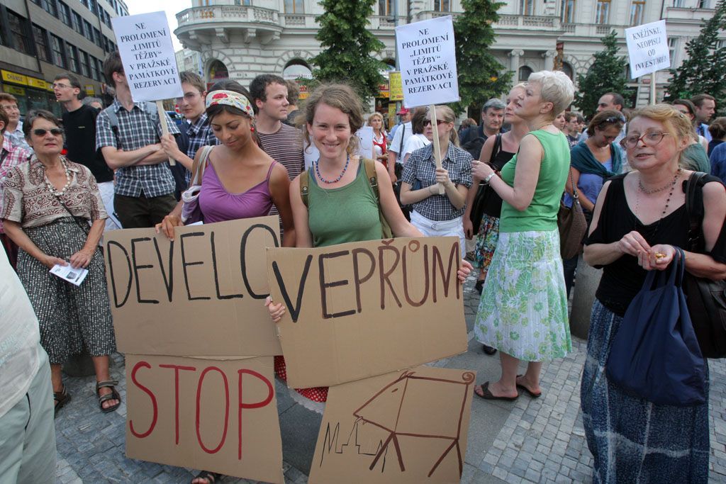 Demonstrace proti bourání domu na Václavském náměstí.