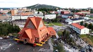 Jeden z nejznámějších dřevěných kostelů ve Švédsku, kostel v Kiruně, se v úterý vydal na neobvyklou pouť. Během dvou dnů urazil pětikilometrovou trasu po arktických silnicích, aby unikl postupujícím poklesům půdy a rozšiřující se obří železné štole. Přesun je součástí třicetiletého projektu, během něhož se kvůli největšímu podzemnímu dolu na světě musí z Laplandského města přestěhovat tisíce lidí a stovky budov.