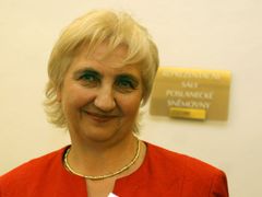 Ředitelka VZP Jiřina Musílková čeká v kuloárech sněmovny.