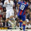 Sergio Ramos a Alan Dzagojev v zápase Real Madrid - CSKA Moskva. Hlavičkový souboj