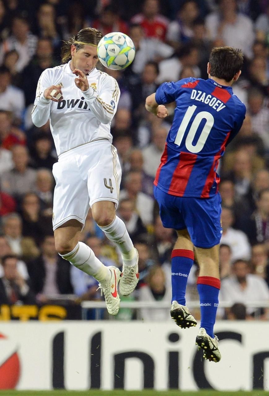 Sergio Ramos a Alan Dzagojev v zápase Real Madrid - CSKA Moskva. Hlavičkový souboj