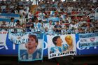Zděšení argentinští fanoušci. V Moskvě jim spadl na hlavy nahý muž, v nemocnici zemřel