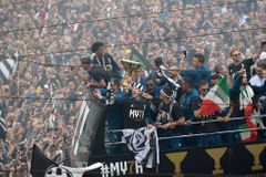Video: Zákrok dne. Brankář Juventusu Szczesny se při průvodu šampionů blýskl parádním kouskem