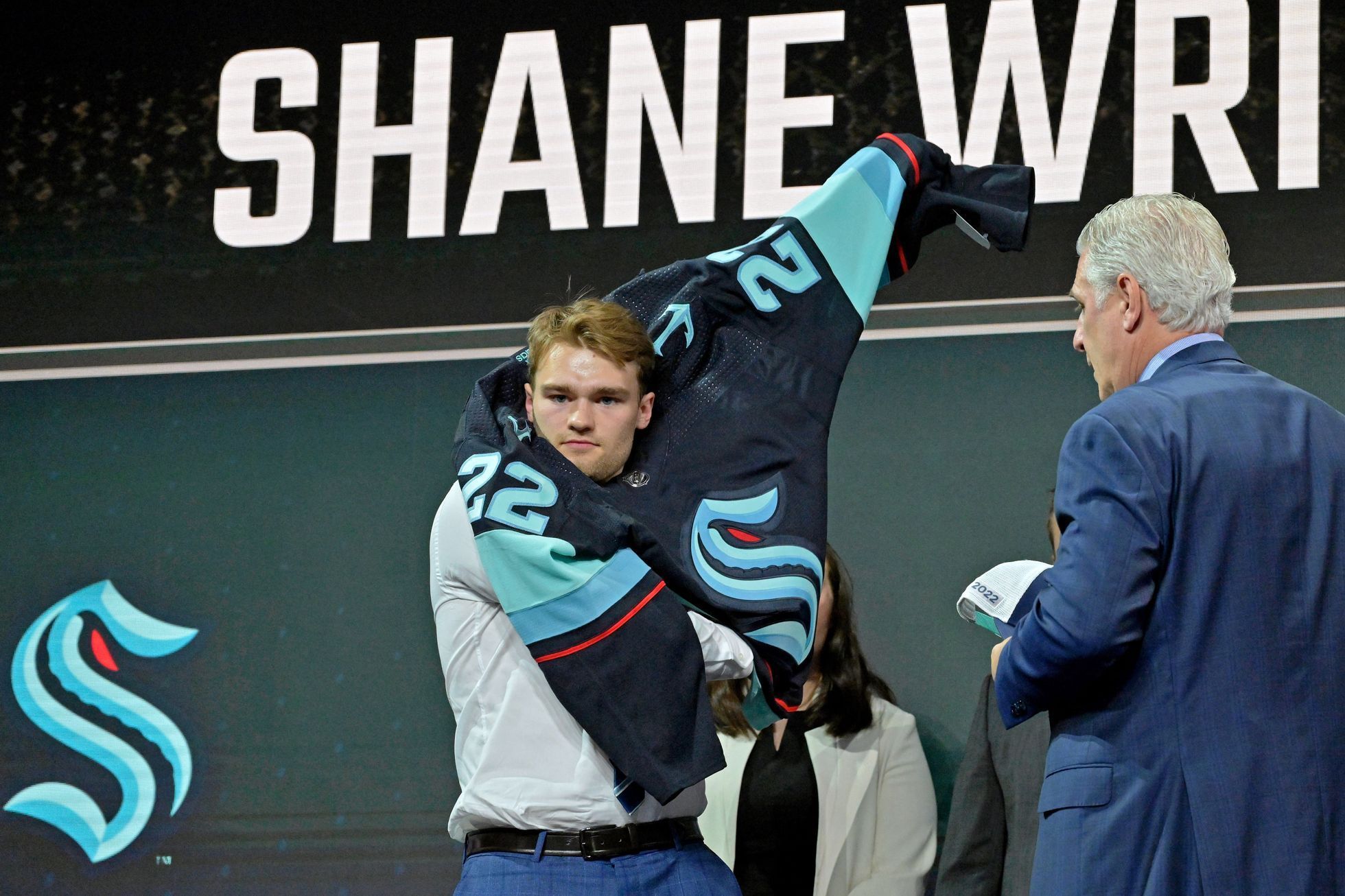 Shane Wright (čtvrtý muž draftu NHL 2022) si obléká dres Seattlu