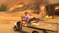 Halsey Canyon, USA: Muž ujíždí před rychle se šířícím požárem na golfovém vozíku.