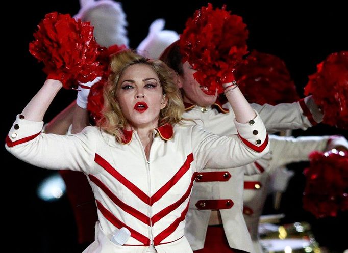 Madonna při vystoupení během koncertu MDNA World Tour.