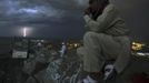 A Muslim pilgrim gestures, as lightning strikes in the background, at the top of Mount Noor where Muslims believe Prophet Mohammad received the first words of the Koran through Gabriel, during the annual haj pilgrimage in the holy city of Mecca October 21, 2012. REUTERS/Amr Abdallah Dalsh (SAUDI ARABIA - Tags: RELIGION TPX IMAGES OF THE DAY) Published: Říj. 21, 2012, 9:32 odp.