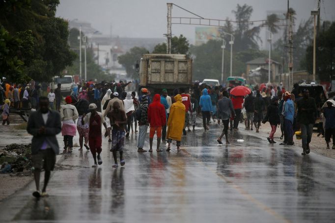 Hurikán Matthew napáchal škody na Haiti a Kubě, nyní se na něj připravují lidé na jihovýchodě USA.