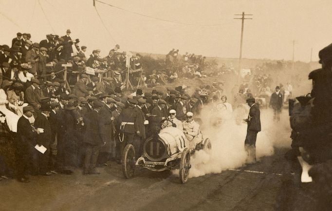 Motocyklový závod Tourist Trophy se jezdí na šedesátikilometrovém okruhu Snaefell Mountain Course na britském ostrově Man.