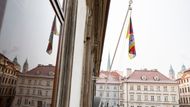 Senát letos vyvěsil vlajku poprvé, vlaje na Valdštejnském paláci. "Vlajka pro Tibet a podobné akce nejsou prázdnými gesty. Veřejná a politická podpora ze svobodného světa je pro Tibeťany důležitá," říká předseda Senátu Miloš Vystrčil (ODS).