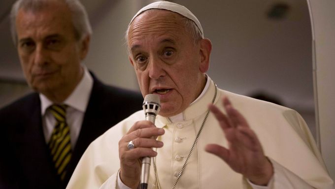 Římský zpravodaj BBC David Willey k tomu poznamenal, že papežovy projevy "spatra" často provází nejasnosti či nesrovnalosti.