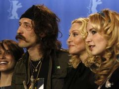 Madonna na Berlinale spolu s herci (po její pravé straně ukrajinský zpěvák Eugene Hutz) představila svůj režijní debut Filth and Wisdom