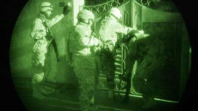 Američní vojáci zatýkaji v noci povstalce v Bagdádu.Snímek byl pořízen přes přístroj pro noční vidění.