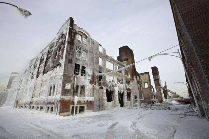 The ruins of a warehouse, still on fire, which started burning on Tuesday night are seen in Chicago January 24, 2013. Fire department officials said it is the biggest fire the department has had to battle in years and one-third of all Chicago firefighters were on the scene at one point or another trying to put out the flames. REUTERS/John Gress (UNITED STATES - Tags: DISASTER ENVIRONMENT) Published: Led. 24, 2013, 10:08 odp.