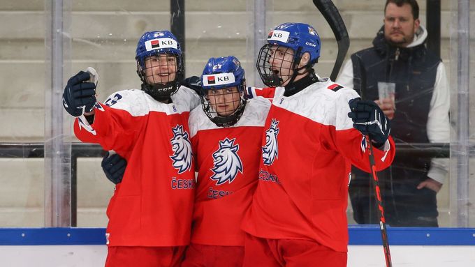 Mladí čeští hokejisté slaví ve čtvrtfinále MS hráčů do 18 let jeden z osmi gólů ve švýcarské síti