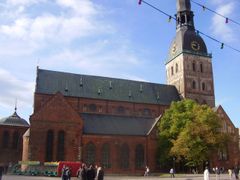Podle oficiálních statistik je sice nejrozšířenějším náboženstvím v Lotyšsku luteránství (na snímku největší katedrála v Rize), ale možná toto označení sedí spíš na lední hokej.