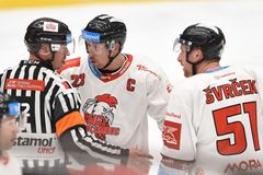 Rozhodčí s "umaštěnou pusou od párku" dostal trest za další chyby. Přijde i o peníze