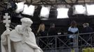 Participants attend a live TV program at a studio near Saint Peter's Square at the Vatican March 11, 2013. Roman Catholic Cardinals will begin their conclave inside the Vatican's Sistine Chapel on Tuesday to elect a new pope. REUTERS/Christian Hartmann (VATICAN - Tags: RELIGION MEDIA) Published: Bře. 11, 2013, 12:59 odp.