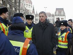 Protest proti vládě premiéra Orbána. Maďarská policie odvádí od parlamentu jeho předchůdce Ference Gyurcsánye