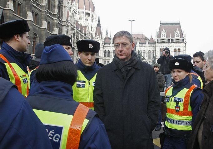 Protest proti vládě premiéra Orbána. Maďarská policie odvádí od parlamentu jeho předchůdce Ference Gyurcsánye