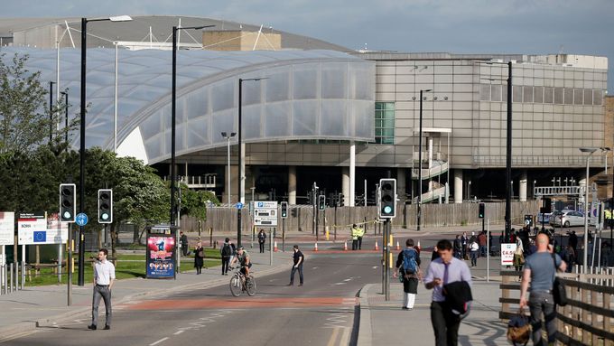 Manchester Arena, u níž došlo v úterý večer k výbuchu.