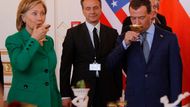 Čin-čin. Hillary Clintonová a Dmitrij Medveděv.