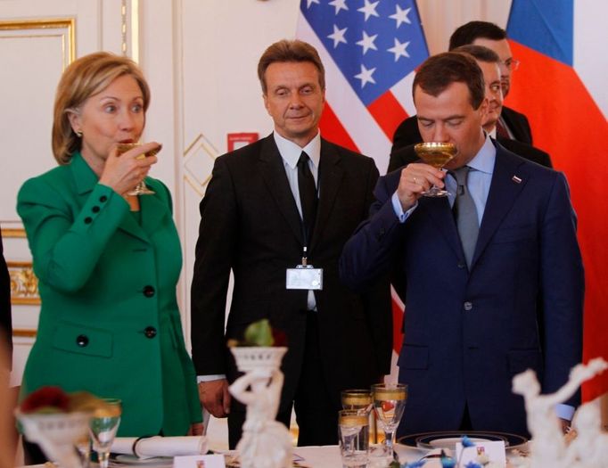 Čin-čin. Hillary Clintonová a Dmitrij Medveděv.