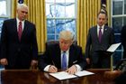 Trump podepsal nový protiimigrační dekret, Iráku ani držitelů zelených karet se už netýká