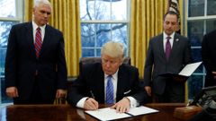 trump podepisuje příkaz o odstoupení USA od transpacifické smlouvy