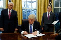 "Velká věc pro americké pracující!" Trump podepsal příkaz o odstoupení od transpacifické smlouvy