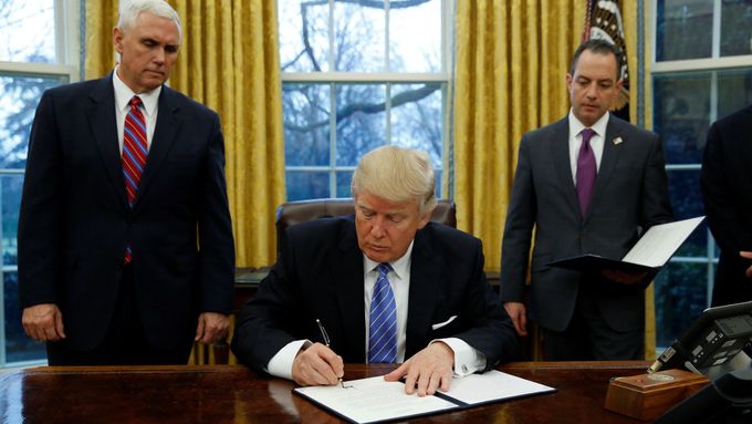 Donald Trump podepisuje příkaz o odstoupení USA od transpacifické smlouvy.