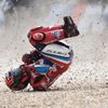 Stefan Bradl padá v závodě MotoGP v Brně 2018.
