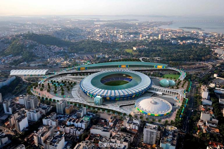 Fotbalový stadion Maracaná a vedle stadion na volejbal