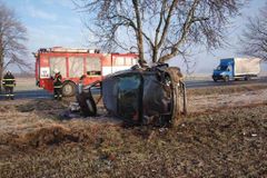 Řidiče zaskočilo po teplém víkendu náledí