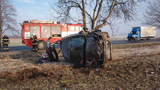 Jízdu na namrzlé silnici nezvládla řidička na Hradecku, naštěstí pro ni vyvázla bez zranění