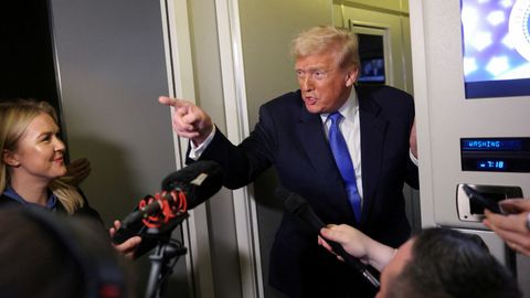 Ostrý střet na palubě Air Force One. Trumpovi ztuhnul úsměv, reportér ťal do živého