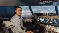 Pilot Dominik Vahala si ve vinném sklepě postavil věrnou repliku kokpitu Boeing 737NG.