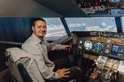 Pilot Dominik Vahala si ve vinném sklepě postavil věrnou repliku kokpitu Boeing 737NG.