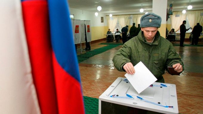 Ruský voják u volební urny