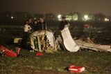 Policejní vyšetřovatelé na místě havárie českého charterového letadla poblíž ukrajinského Kyjeva