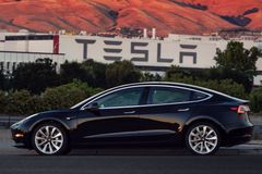 Automobilka Tesla propustila stovky zaměstnanců. Nedaří se jí naplňovat plány výroby Modelu 3